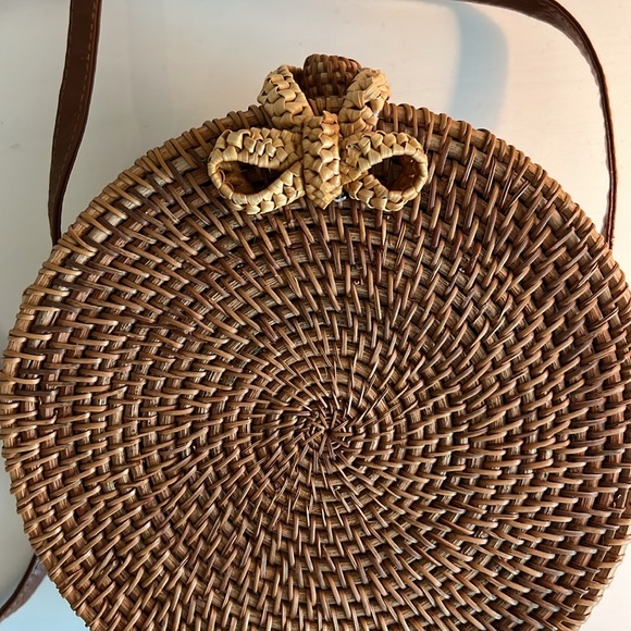 Round Straw Crossbody Bag - Picture 4 of 14